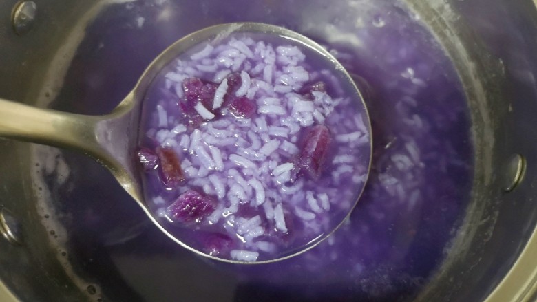 紫薯燕麦粥,25分钟左右大米已经煮开花了,紫薯块也已经软烂。
