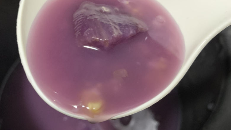 紫薯燕麦粥,第二天早上,打开电饭煲即可;