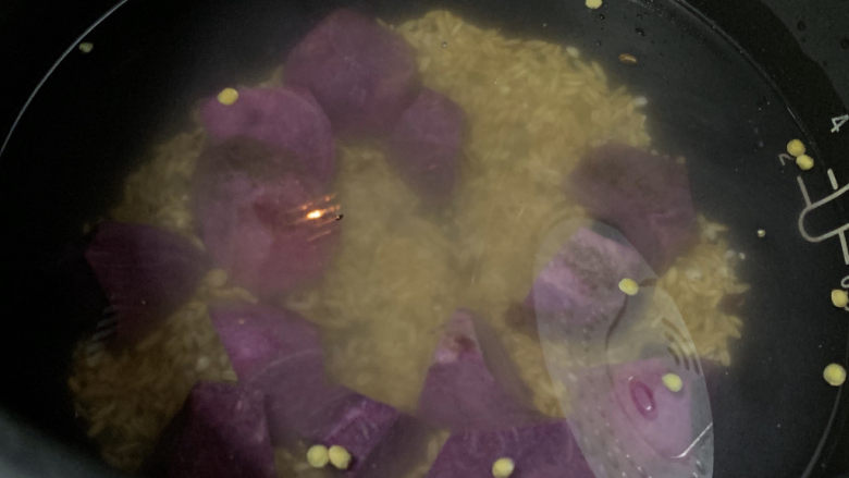 紫薯燕麦粥,将紫薯和燕麦米倒入电饭煲;