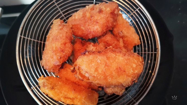 薯片鸡翅,炸至两面金黄,捞出控油
