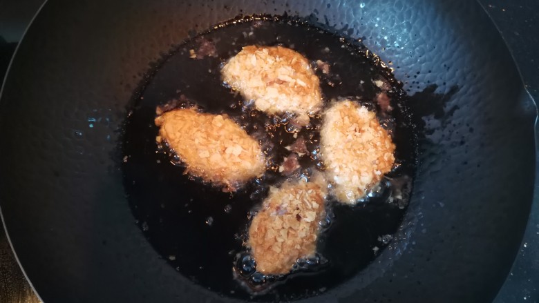 薯片鸡翅,热锅冷油,油温七成热,放入鸡翅炸,全程用小火炸