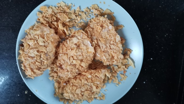 薯片鸡翅,放鸡蛋液里滚一下,再裹上薯片碎