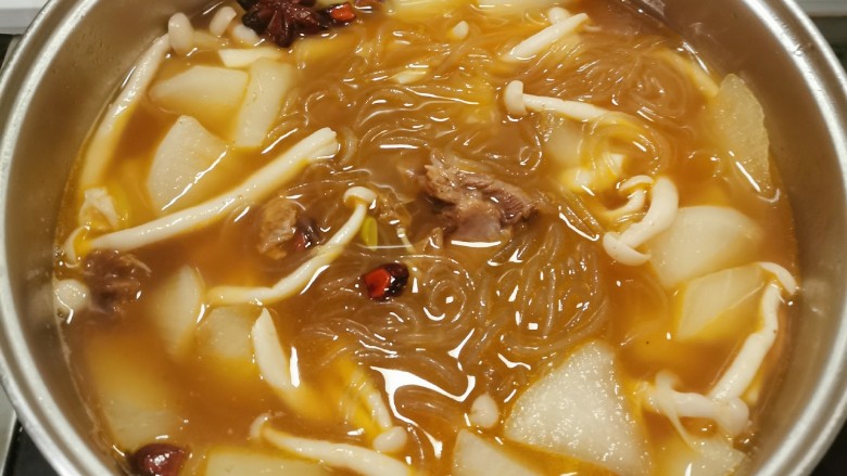 牛腩萝卜汤,全部食材煮熟后 放入红薯粉条 关火