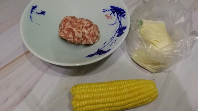 玉米猪肉饺,准备好所有食材,<a style='color:red;display:inline-block;' href='/shicai/ 414'>猪肉</a>剁碎
