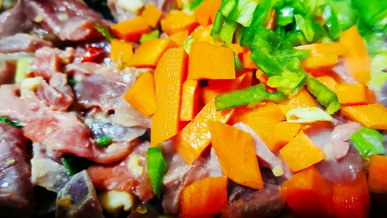什锦炒饭,翻炒均匀后加入胡萝卜,青椒