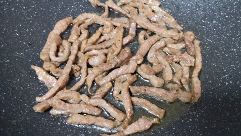 芹菜炒牛肉,炒锅内倒适量的食用油烧热,下入牛排条大火炒熟,盛出备用。
