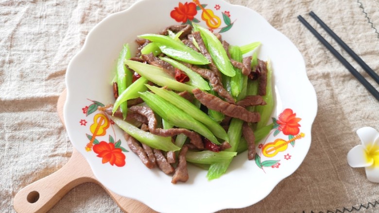 芹菜炒牛肉,芹菜脆爽,牛排滑嫩。