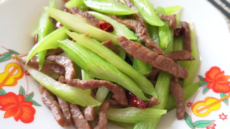 芹菜炒牛肉,微微有点辣,下饭又好吃。