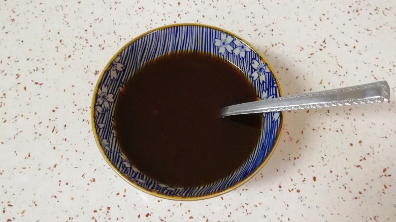糖醋肉丸,再加入纯净水搅拌均匀,调好糖醋汁。