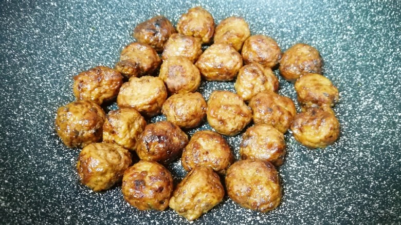 糖醋肉丸,不粘锅内倒入少许食用油烧热,下入解冻的肉丸,开小火用铲子来回翻动,直至肉丸表皮变脆,关火盛出备用。