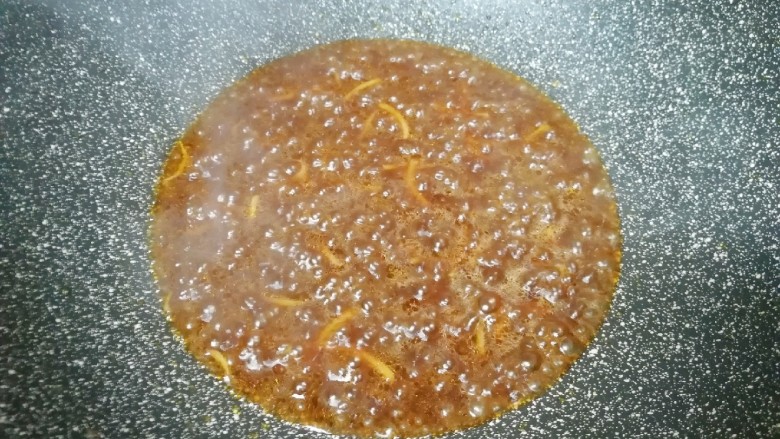 糖醋肉丸,倒入调好的糖醋汁,小火炒至冒泡。