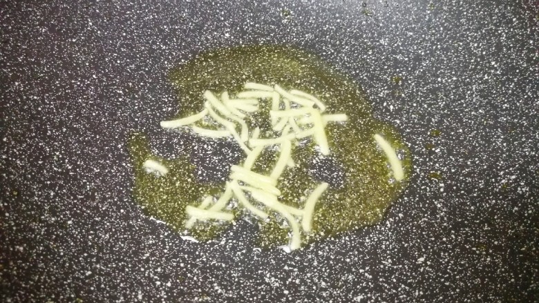 糖醋肉丸,炒锅内重新倒入适量的食用油烧热,下入姜丝炒香。