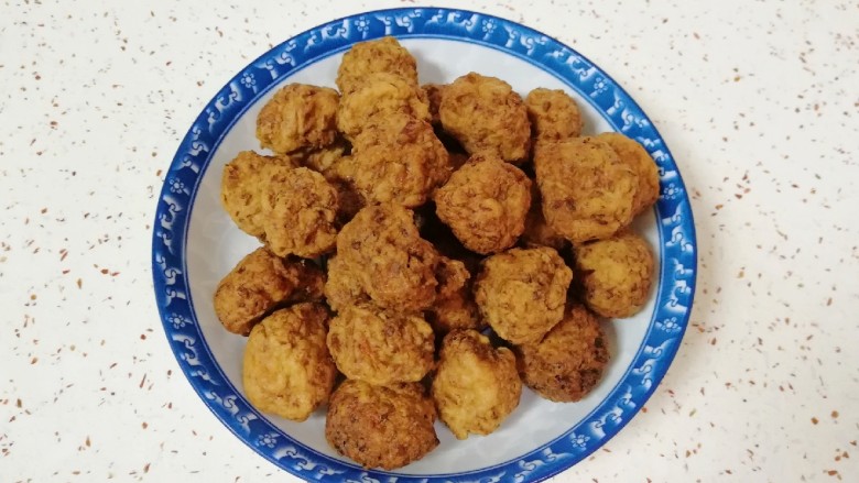 糖醋肉丸,肉丸提前取出常温解冻(我用的是之前炸好放在冰箱里冷冻的肉丸)。