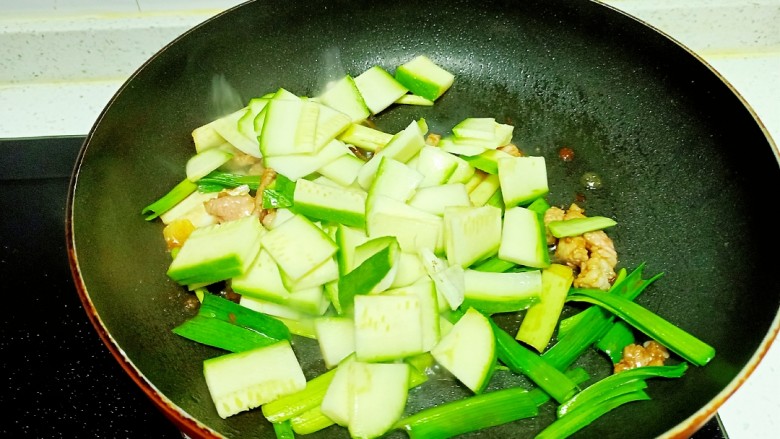 羊肉炒西葫芦、芹菜,放入西葫芦