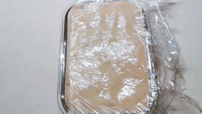 芸豆糕,盖上保鲜膜 每一层都压实