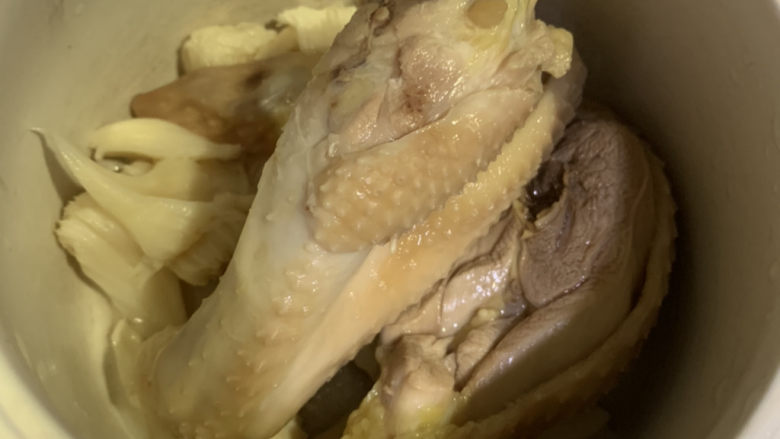 猴头菇鸡汤,放入铺有后头菇的炖锅中;
