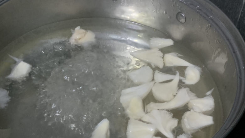 猴头菇鸡汤,水开时放入猴头菇;