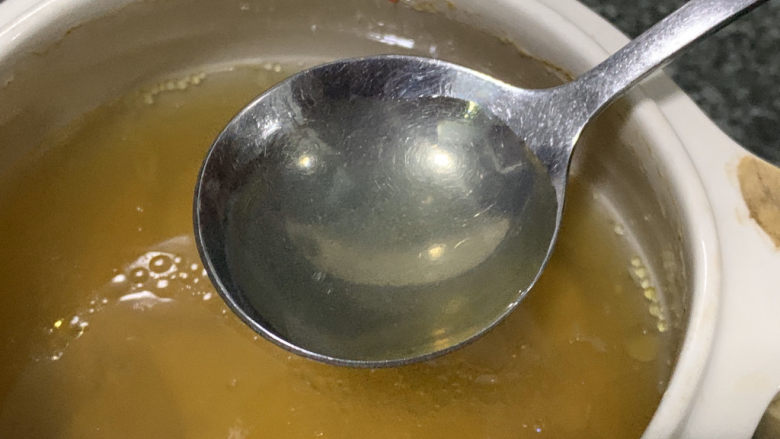 猴头菇鸡汤,到时间,端出炖锅,加点盐;