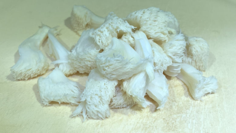 猴头菇鸡汤,将洗净的猴头菇撕小块;