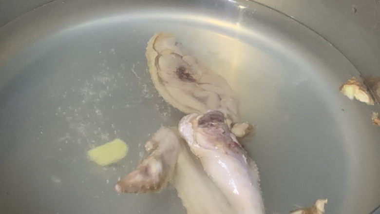 猴头菇鸡汤,解冻好的鸡肉放入沸水,加姜片和料酒,焯水;