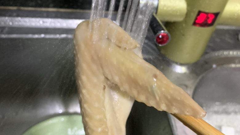 猴头菇鸡汤,捞出用水冲干净;