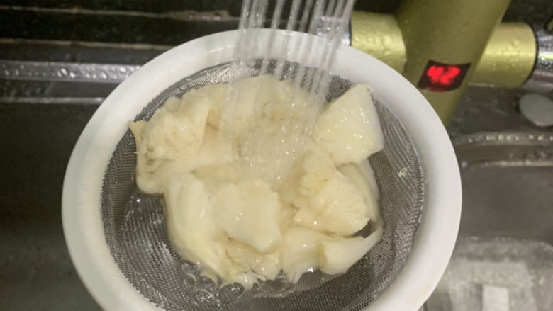猴头菇鸡汤,1分钟后,捞出用水冲洗;