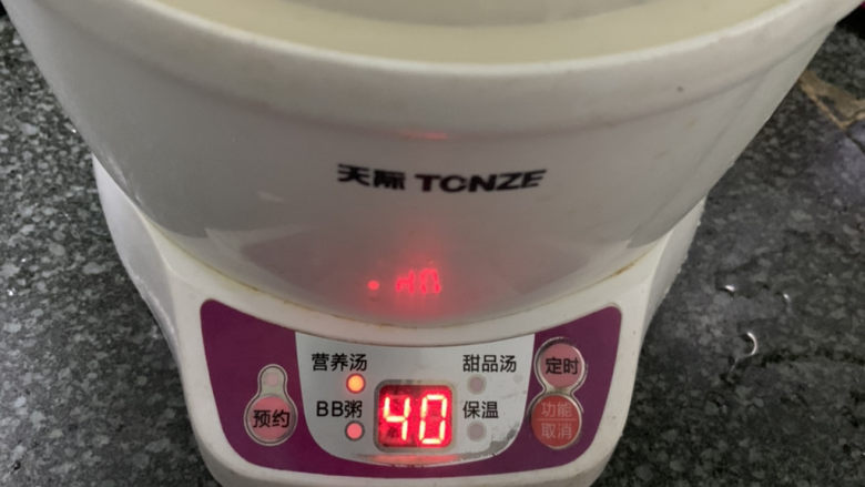 猴头菇鸡汤,盖上锅盖开始煲汤;