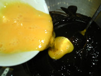 摩卡布朗尼,加入打散的<a style='color:red;display:inline-block;' href='/shicai/ 9'>鸡蛋</a>,搅拌均匀