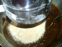 摩卡布朗尼,<a style='color:red;display:inline-block;' href='/shicai/ 920'>可可粉</a>和高筋粉混合,筛入巧克力糊中,拌匀