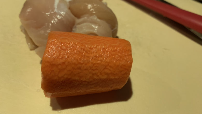 糖醋肉丸,<a style='color:red;display:inline-block;' href='/shicai/ 25'>胡萝卜</a>洗净,削皮;