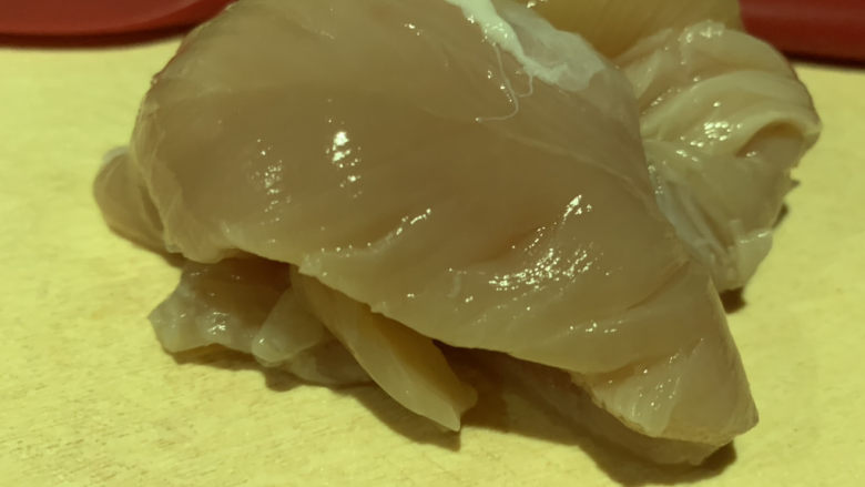 糖醋肉丸,将解冻的鸡里脊冲洗干净;