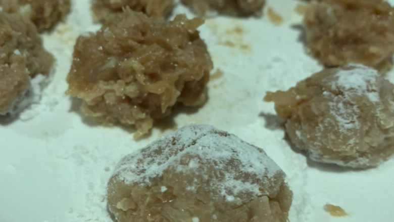 糖醋肉丸,用手捏圆,在淀粉上滚下;