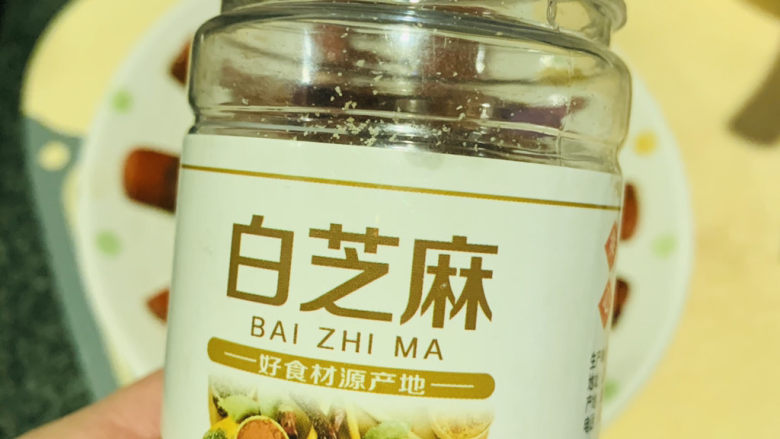 糖醋肉丸,肉丸上面撒<a style='color:red;display:inline-block;' href='/shicai/ 678'>白芝麻</a>;