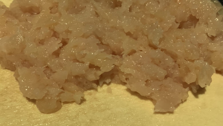 糖醋肉丸,用刀剁碎;
