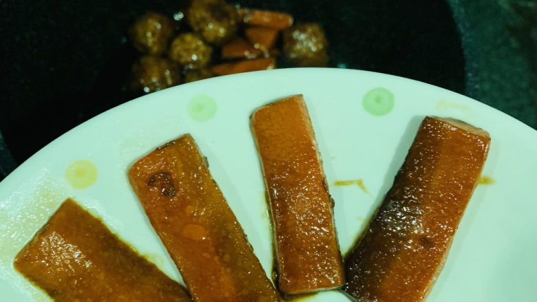 糖醋肉丸,胡萝卜先出锅摆底部;