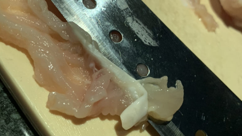 糖醋肉丸,鸡里脊去除筋膜;