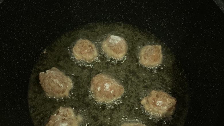 糖醋肉丸,把肉丸放入热油,调中小火炸;