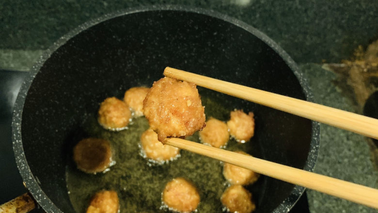 糖醋肉丸,炸至金黄,即可;