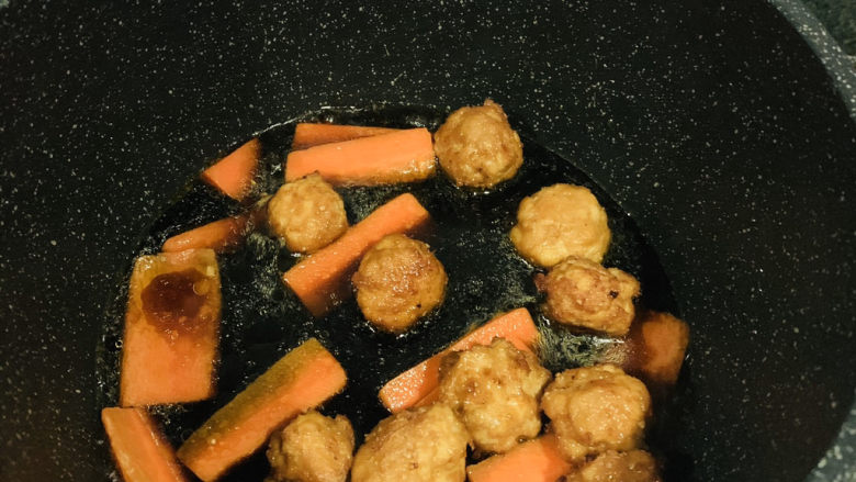 糖醋肉丸,加入调好的酱汁;
