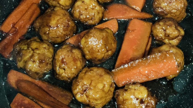 糖醋肉丸,把酱汁烧至浓稠;