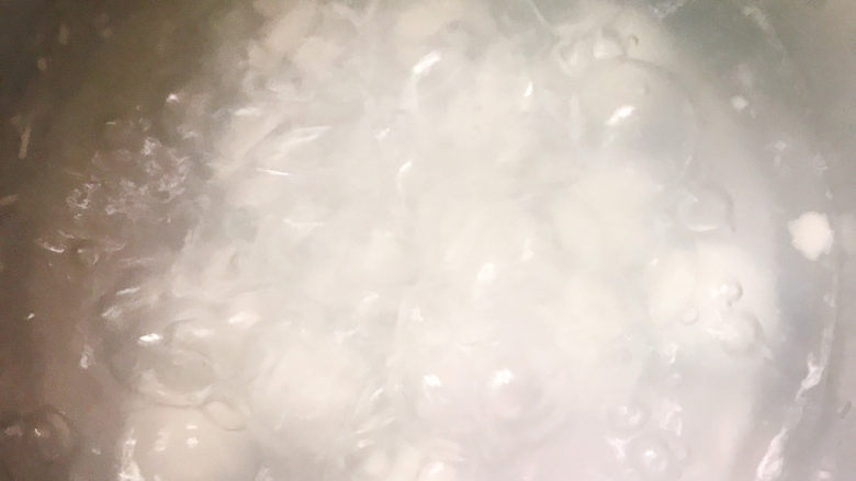 糖水鸡蛋,锅中重新烧开水,水开后放入汤圆