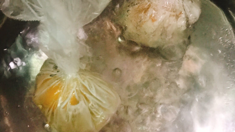 糖水鸡蛋,锅中烧开水,水开后放入鸡蛋