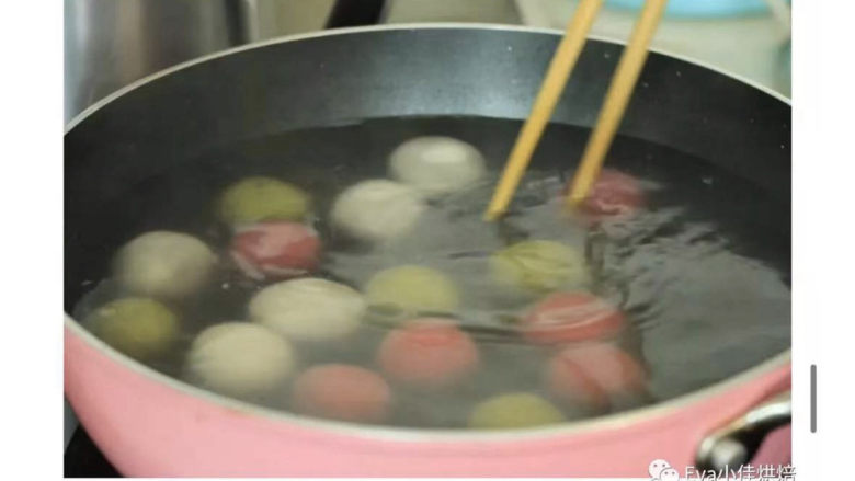三色汤圆,锅里放水煮开,放入包好的汤圆,煮3分钟左右至汤圆浮起来就表示熟了。可以当少量酒糟调味,很好吃哦!
