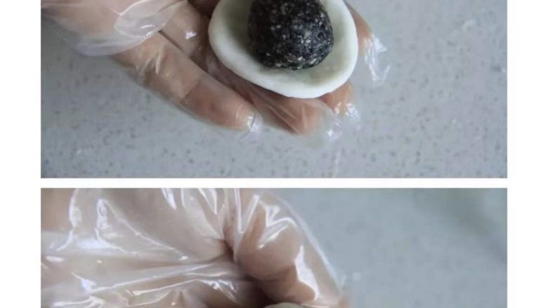 三色汤圆,取一份面皮搓圆压扁,包入黑芝麻陷后收好口,在干糯米粉里滚一圈防粘