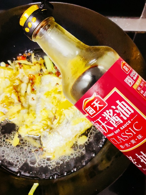 红烧糖醋带鱼,加入盐,鸡精,<a style='color:red;display:inline-block;' href='/shicai/ 692'>酱油</a>