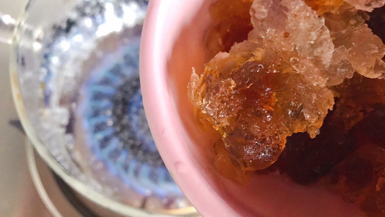 桃胶金燕耳苹果甜汤~提高免疫力佳品,水开后放入桃胶