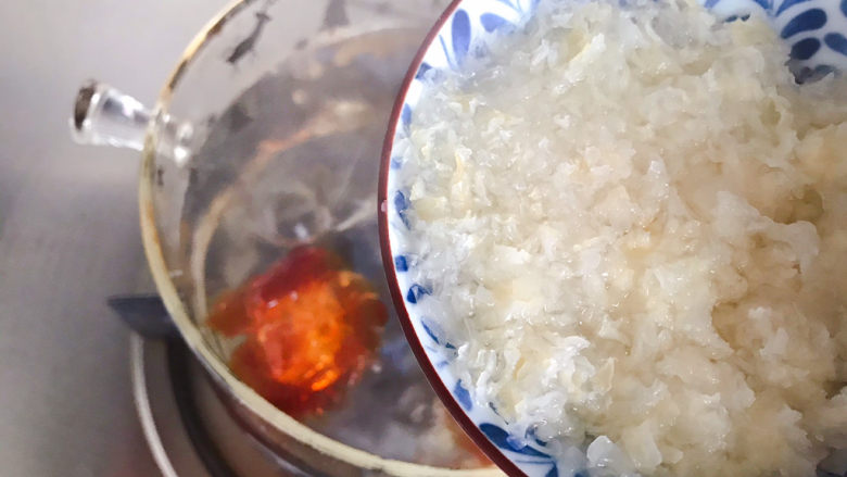 桃胶金燕耳苹果甜汤~提高免疫力佳品,15分钟后,将金燕耳和水一同倒入锅内