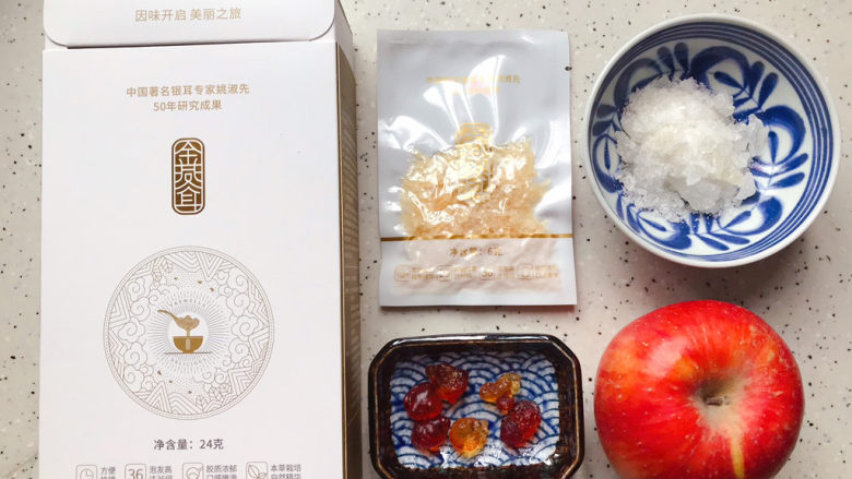 桃胶金燕耳苹果甜汤~提高免疫力佳品,首先我们准备好所有食材,金燕耳无需泡发,20分钟出胶,十分方便