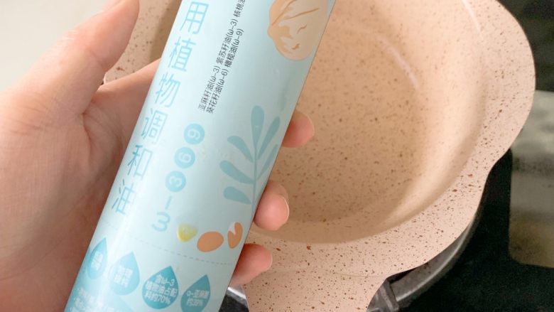 宝宝辅食:茄汁香菇猪肉疙瘩汤9M+,锅热加入适量的宝宝辅食油