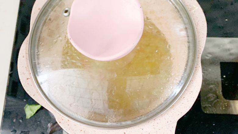 宝宝辅食:茄汁香菇猪肉疙瘩汤9M+,加完后多煮一会儿大概3分钟吧,然后关火焖1-2分钟。